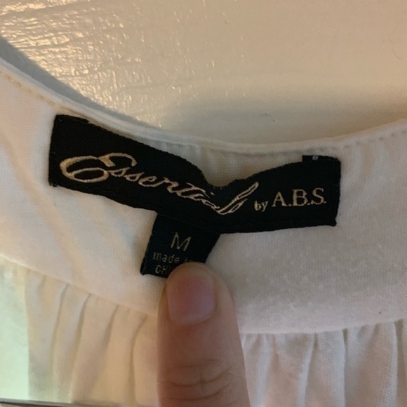 Essential White Front Cutout Top Size Medium - Picture 4 of 8